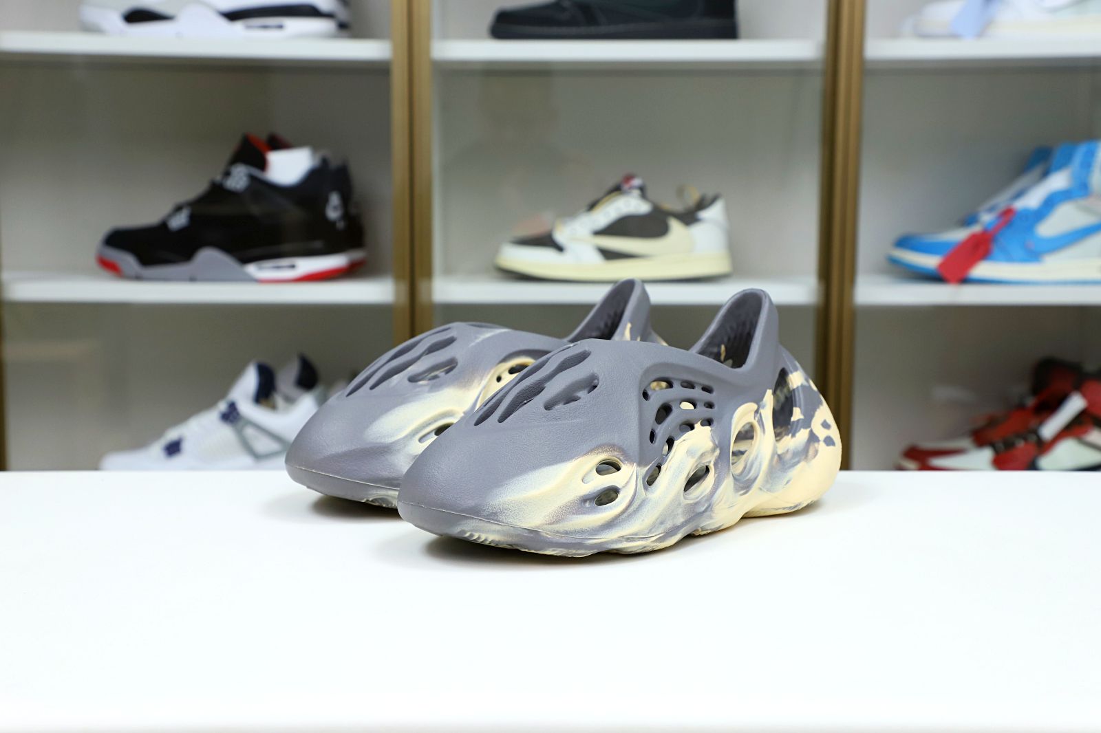 Kimi kick YEEZY FOAM RUNNER 'MXT MOON GREY'