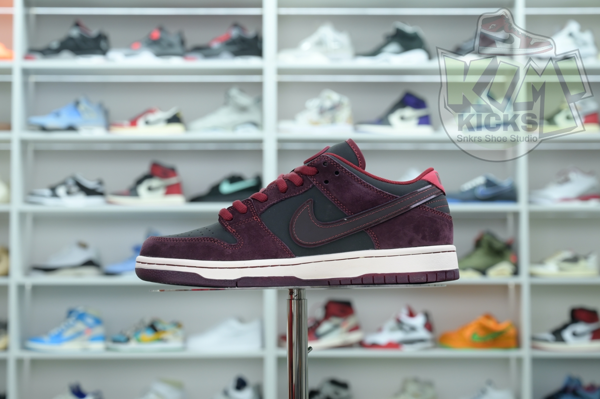 Kimi kick RIOT Skateshop x Nike SB Dunk Low