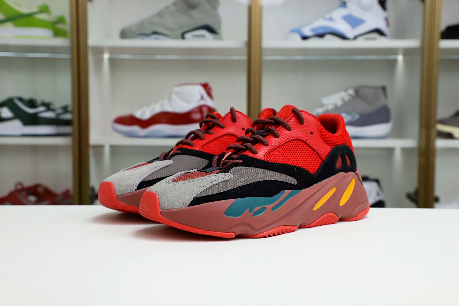 Kimi kick YEEZY BOOST 700 HI-RES RED HQ6979