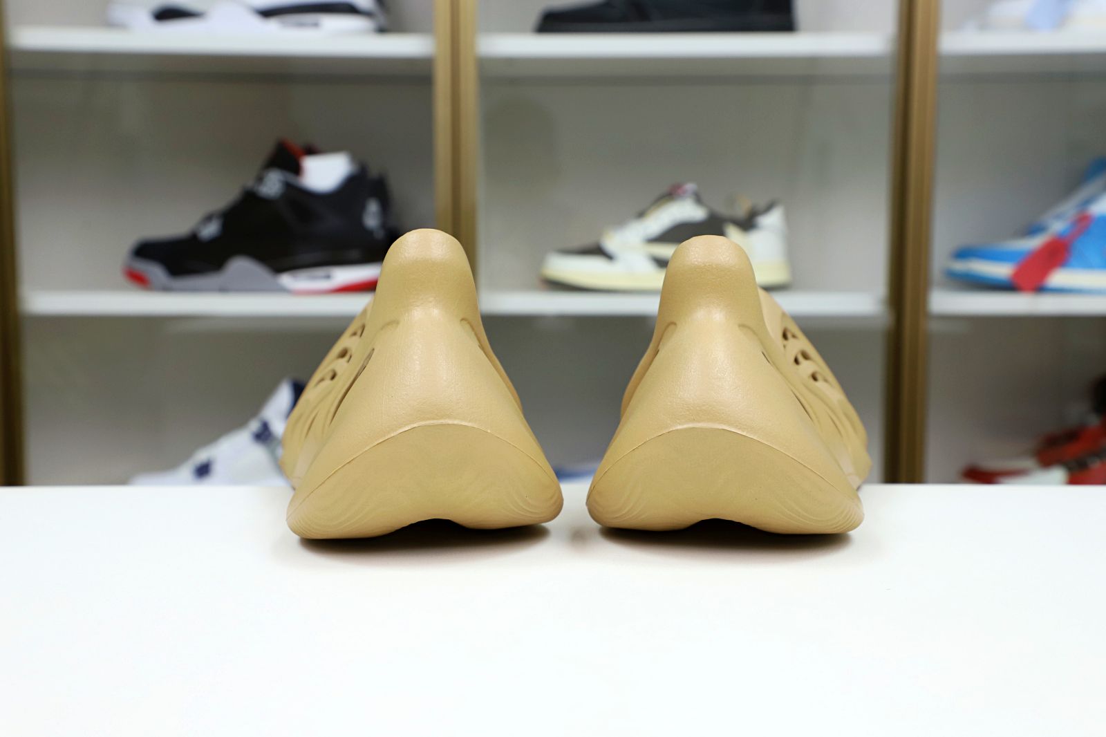 Kimi kick YEEZY FOAM RUNNER 'OCHRE'