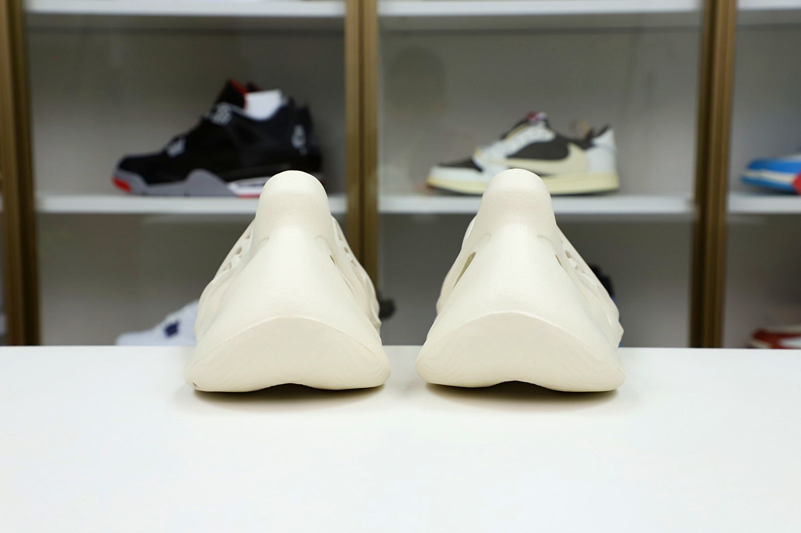 Kimi kick YEEZY FOAM RUNNER 'ARARAT'