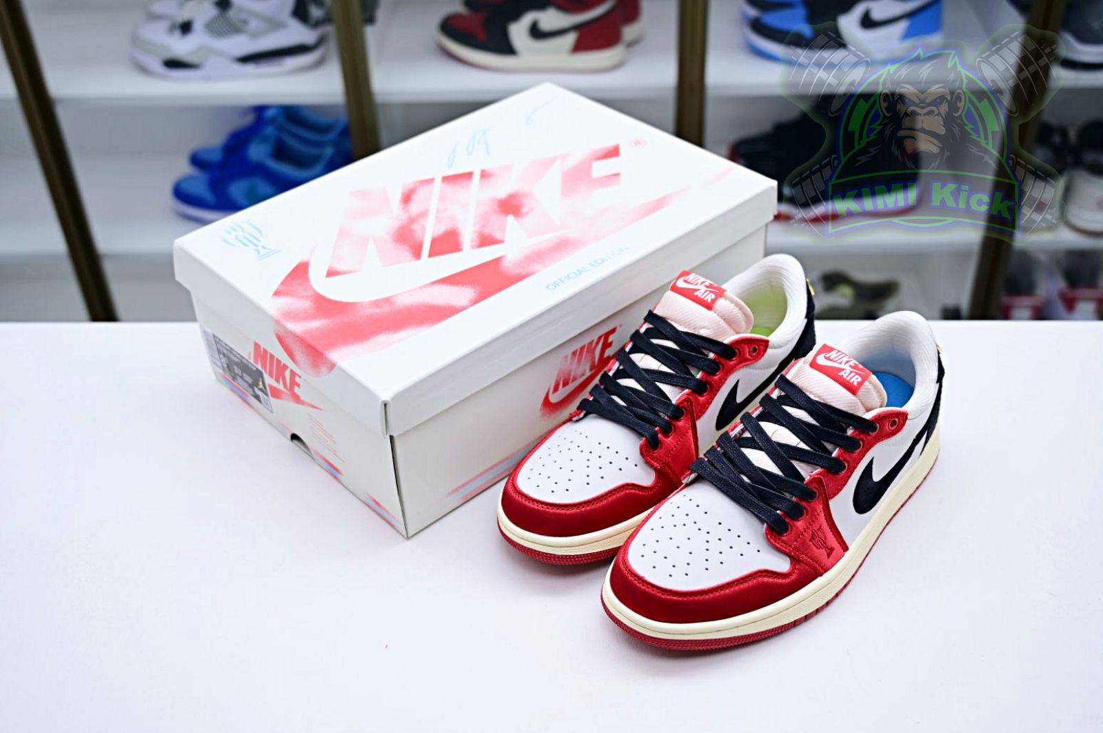 Kimi kick Trophy Room x Jordan Air Jordan 1 Low OG “Away”