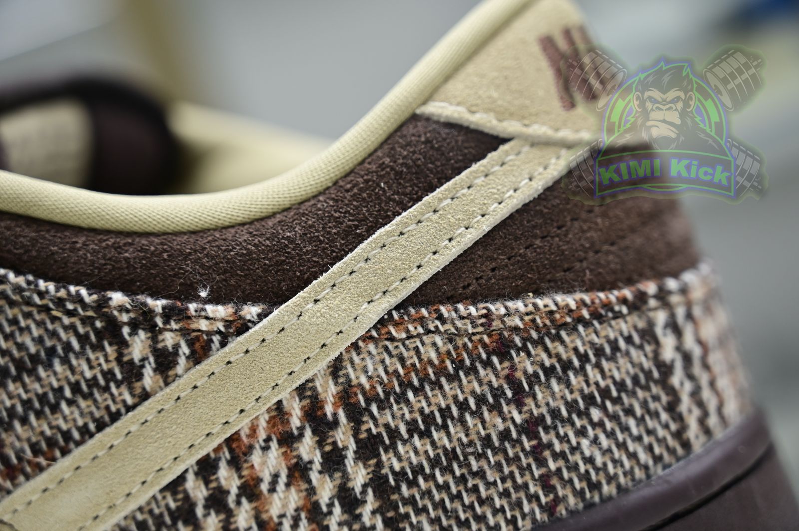 Kimi kick Nike Dunk SB Low Tweed