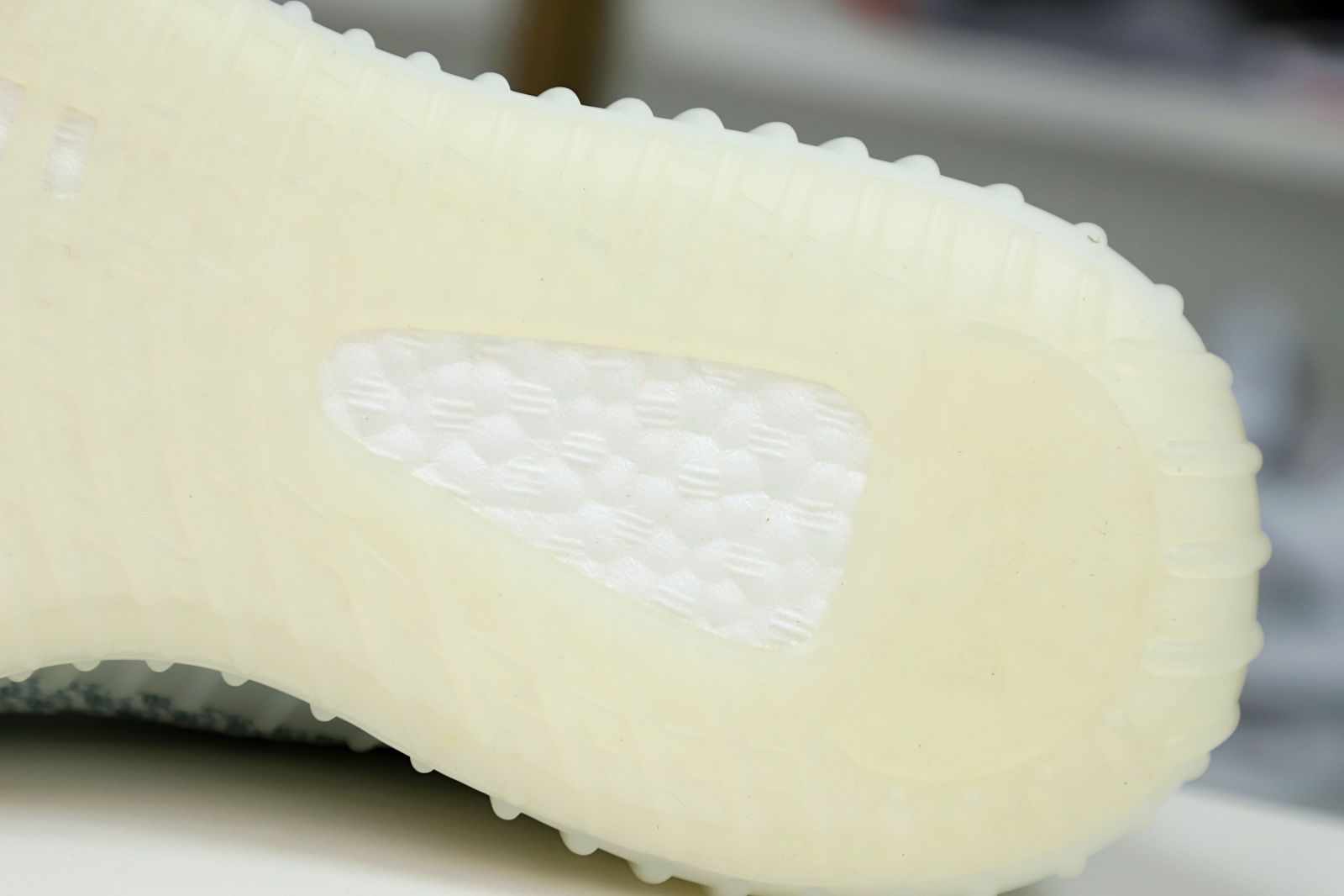 Kimi kick YEEZY BOOST 350 V2 'CLOUD WHITE NON-REFLECTIVE'