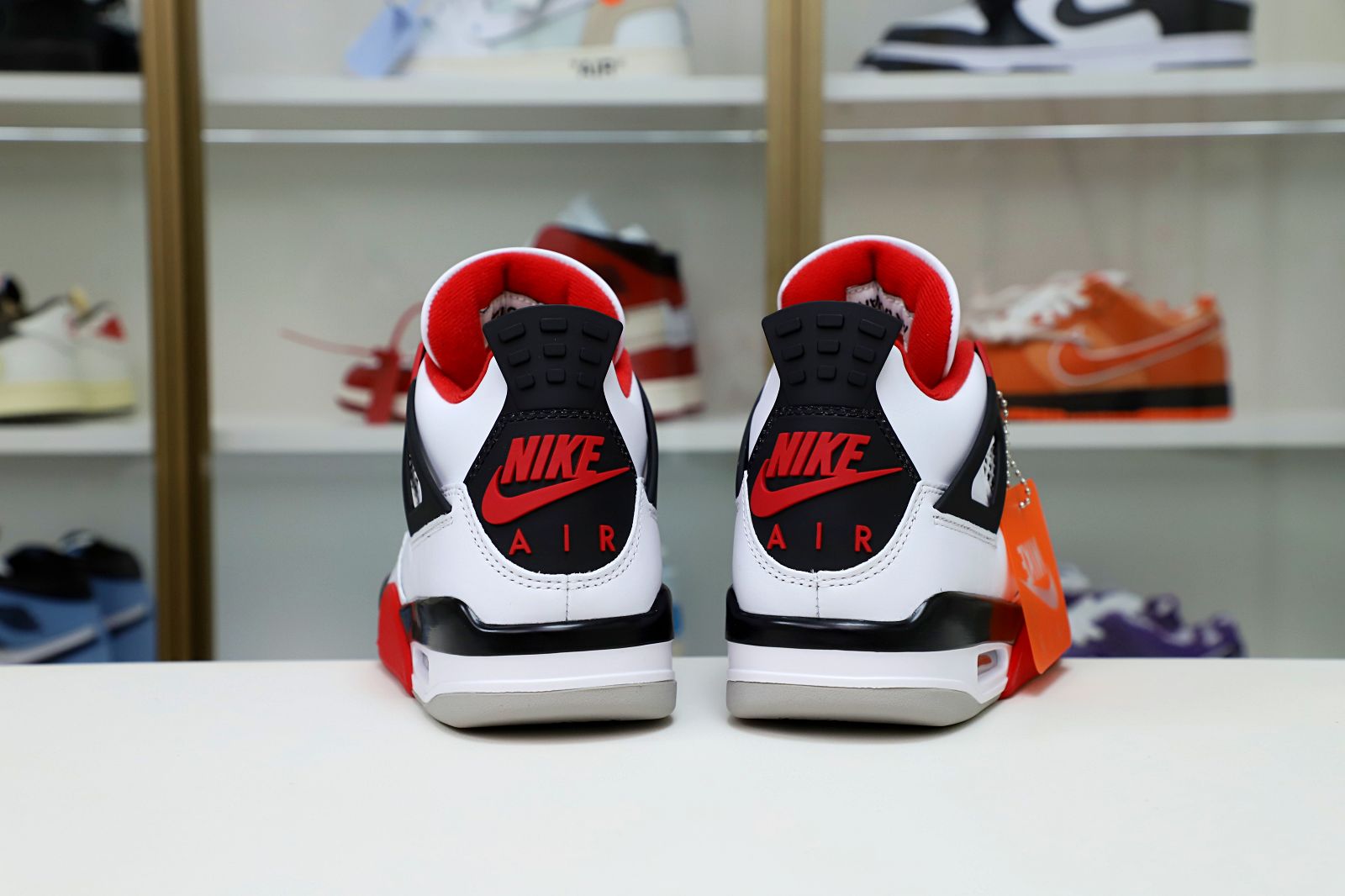 Kimi kick AIR JORDAN 4 RETRO 'FIRE RED' 2012