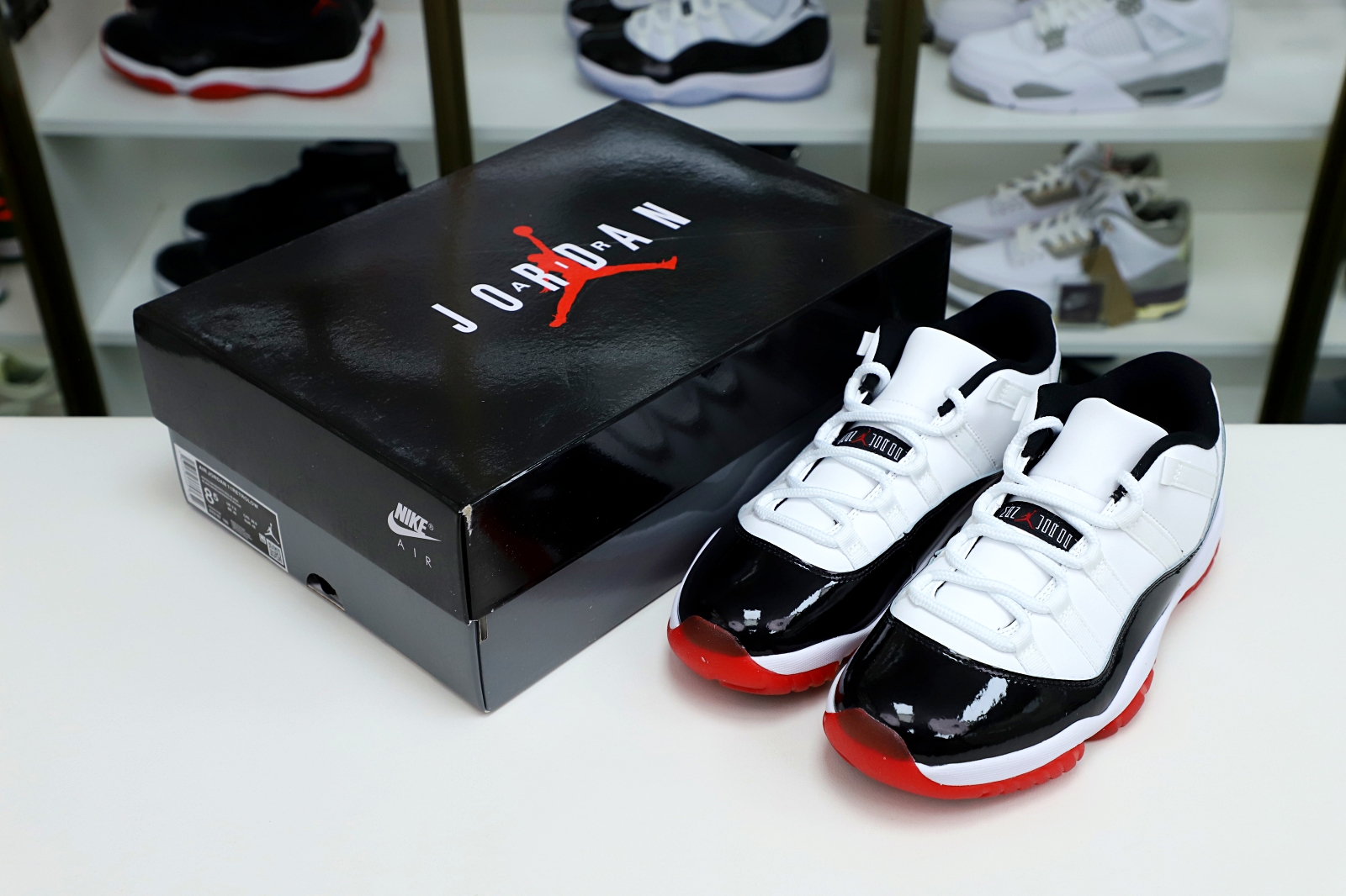 Kimi kick AIR JORDAN 11 LOW WHITE BRED