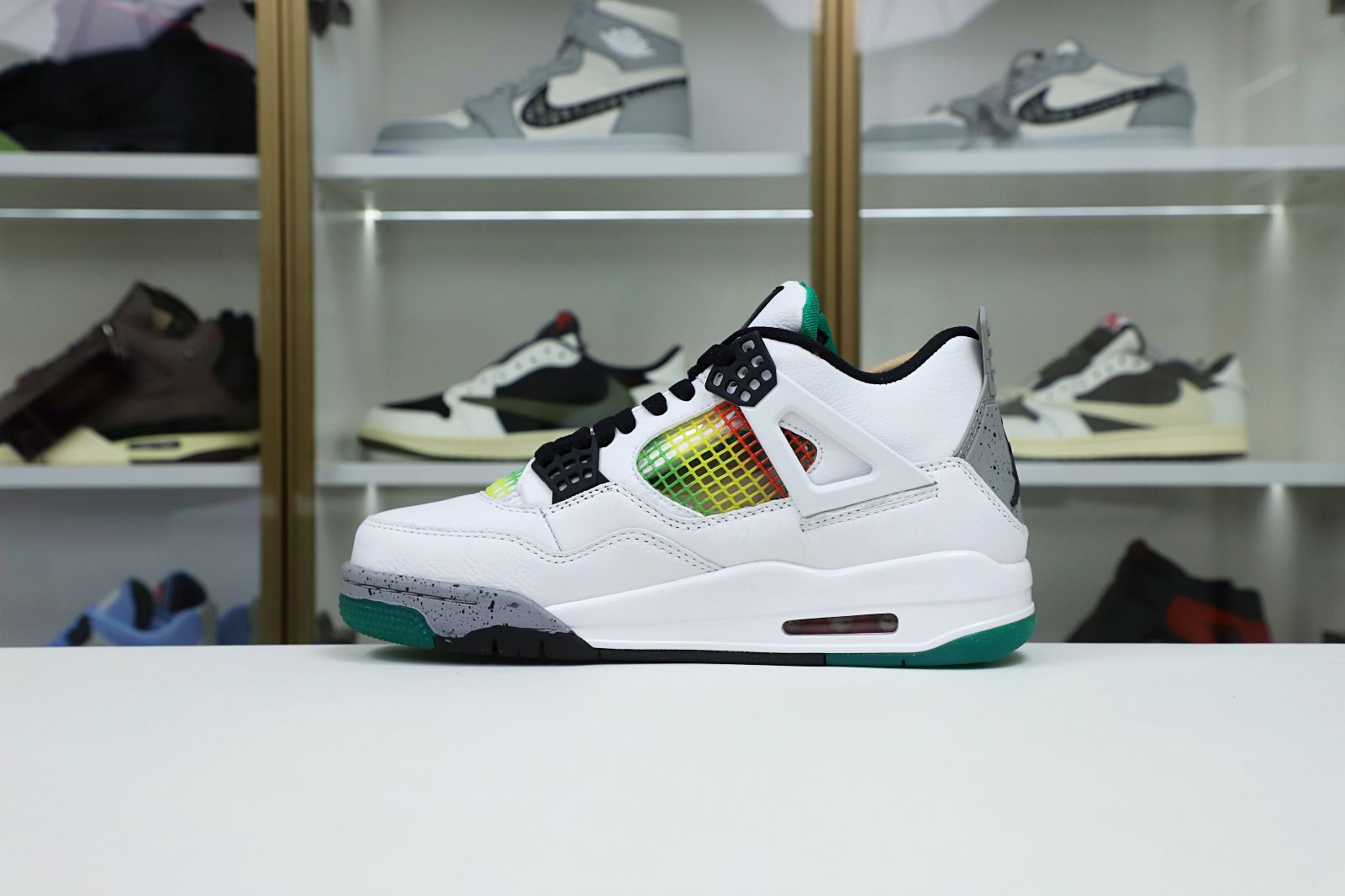 Kimi kick WMNS AIR JORDAN 4 RETRO 'RAST