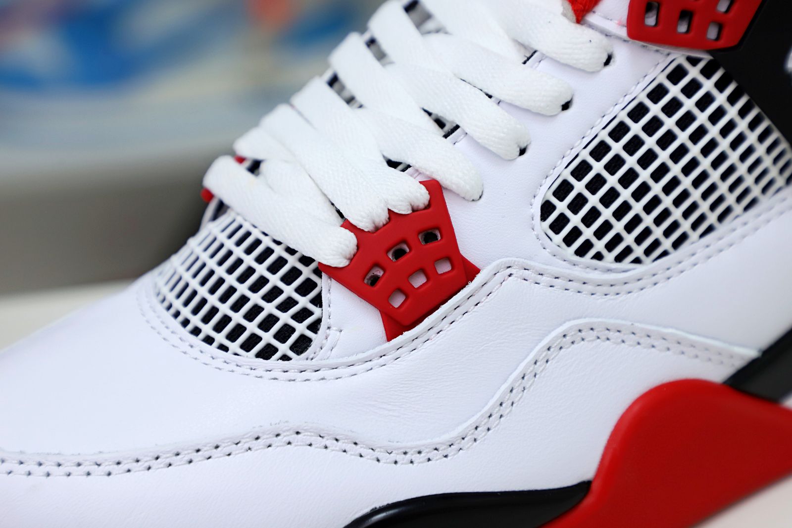 Kimi kick AIR JORDAN 4 RETRO 'FIRE RED' 2012