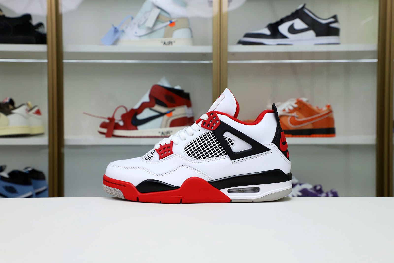 Kimi kick AIR JORDAN 4 RETRO 'FIRE RED' 2012