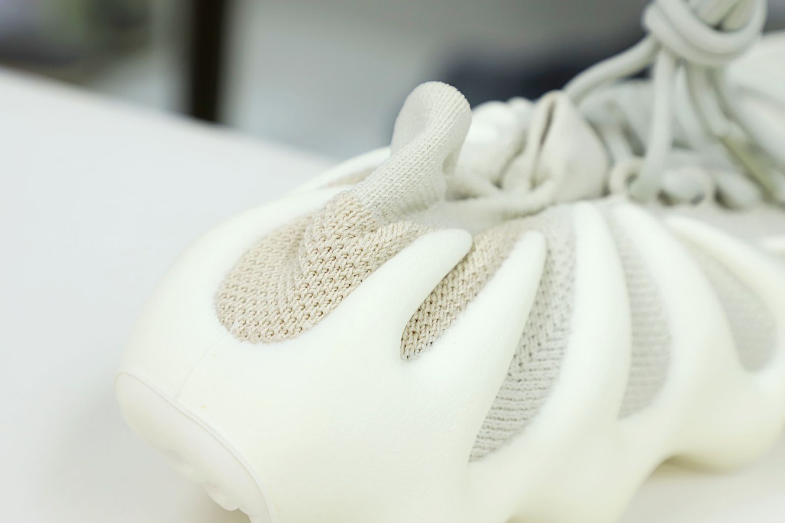 Kimi kick YEEZY 450 CLOUD WHITE H68038