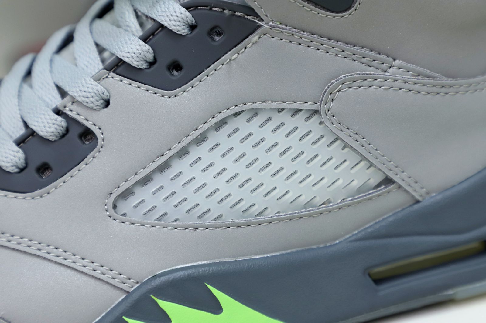 Kimi kick AIR JORDAN 5 RETRO 'GREEN BEAN' 2022