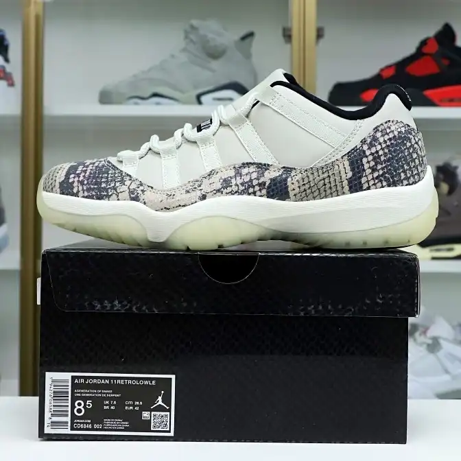 Kimikick AIR JORDAN 11 LOW SNAKESKIN LIGHT BONE