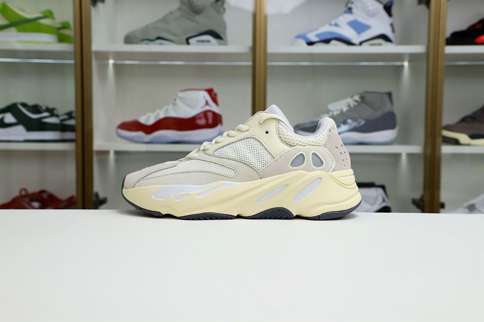 Kimi kick YEEZY BOOST 700 'ANALOG'