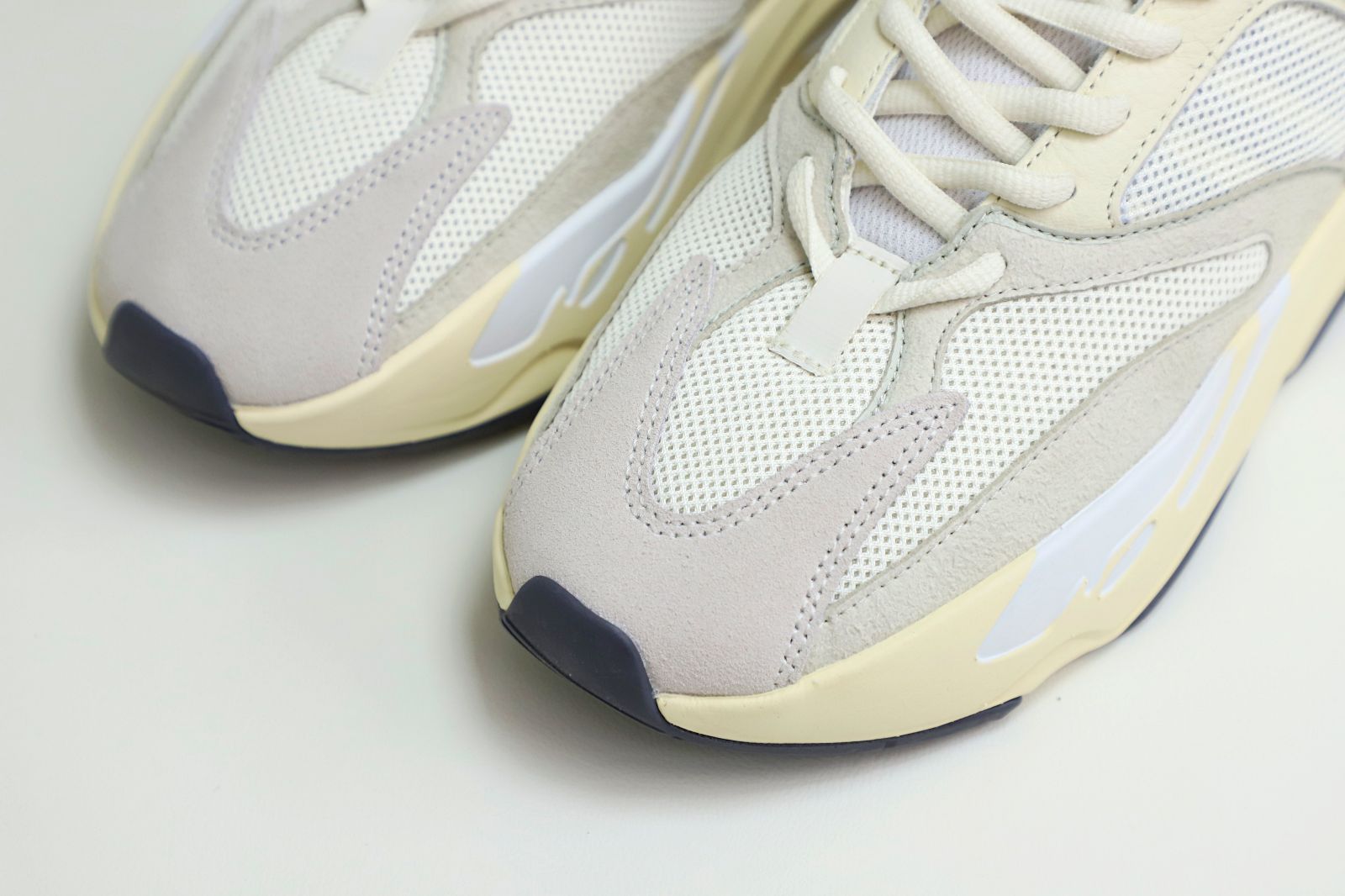 Kimi kick YEEZY BOOST 700 'ANALOG'