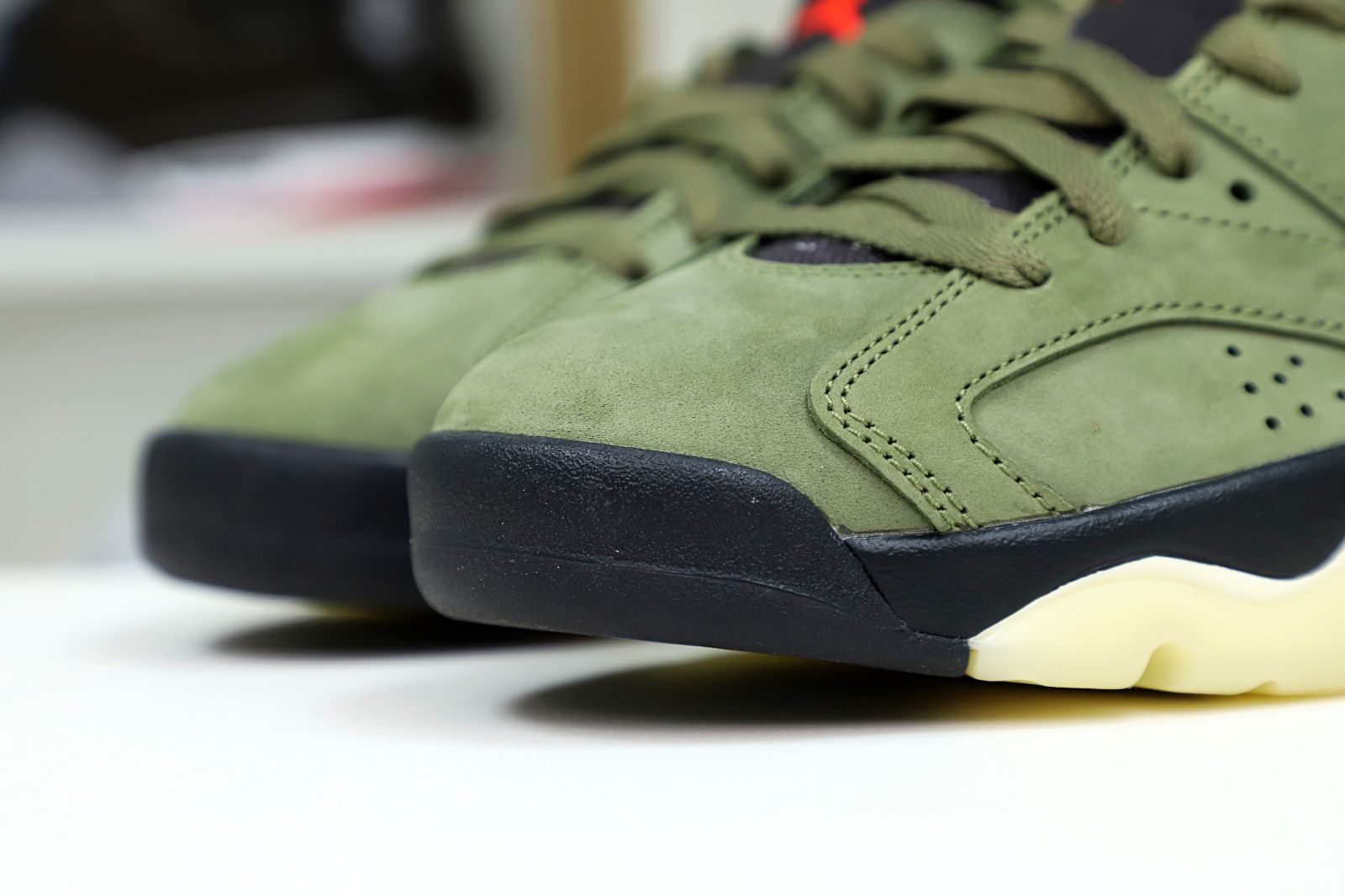 Kimi kick TRAVIS SCOTT X AIR JORDAN 6 RETRO 'OLIVE'