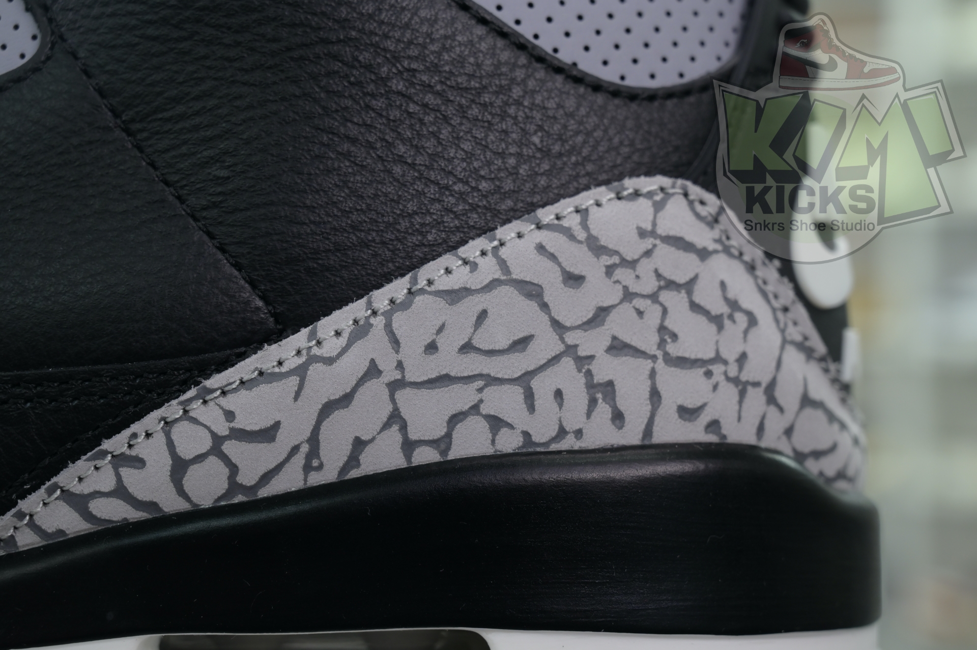 Kimi kick Air Jordan 3“Black Cement Reimagined”