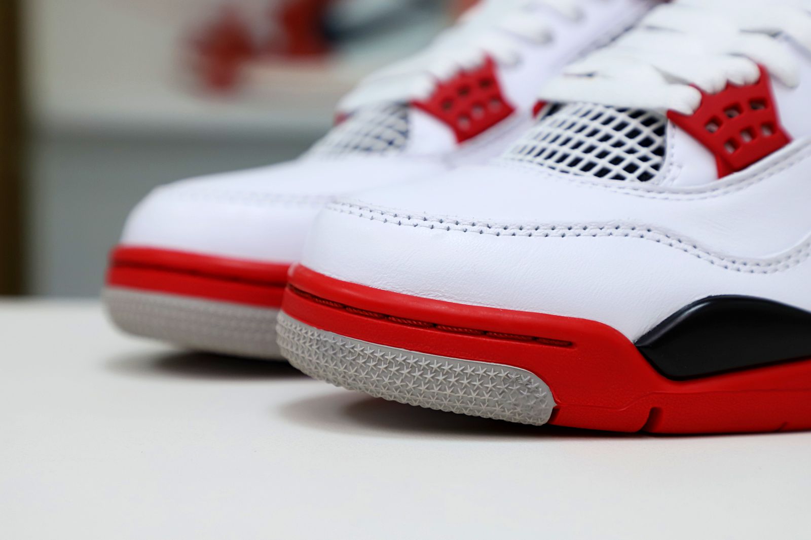 Kimi kick AIR JORDAN 4 RETRO 'FIRE RED' 2012