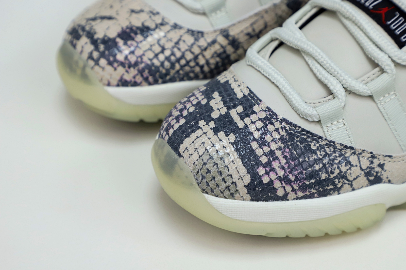 Kimi kick AIR JORDAN 11 LOW SNAKESKIN LIGHT BONE