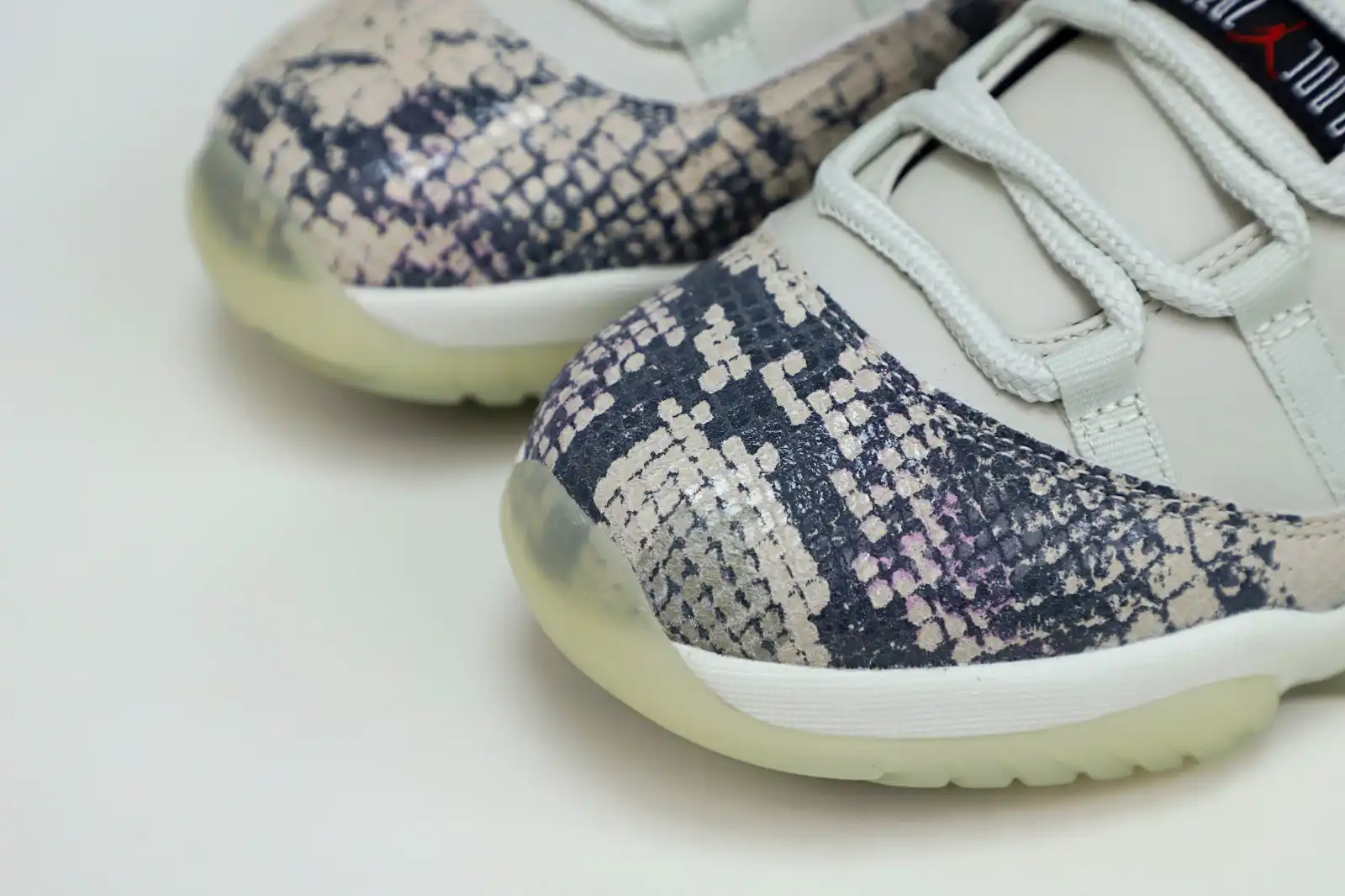 Kimikick AIR JORDAN 11 LOW SNAKESKIN LIGHT BONE