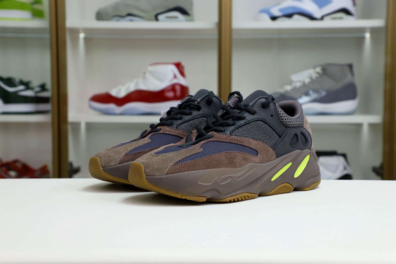 Kimi kick YEEZY BOOST 700 'MAUVE'