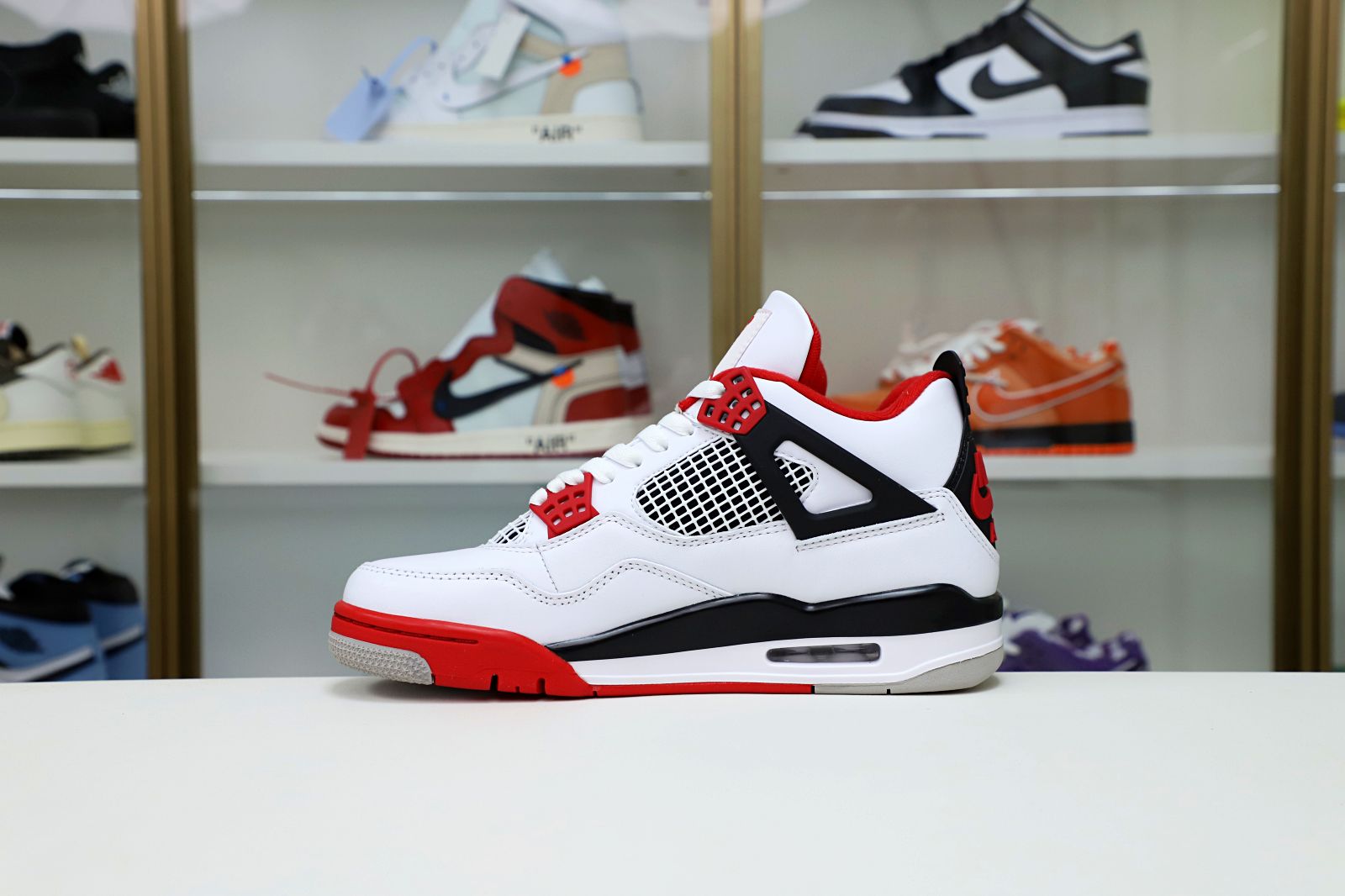 Kimi kick AIR JORDAN 4 RETRO 'FIRE RED' 2012