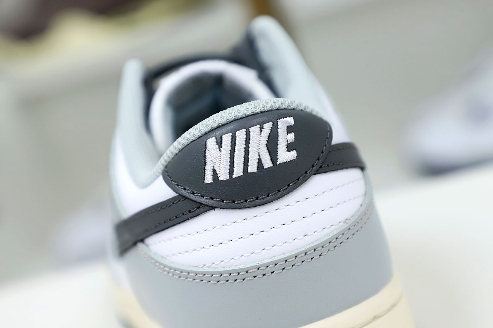 Kimi kick Nike Dunk Low  Light Smoke Grey