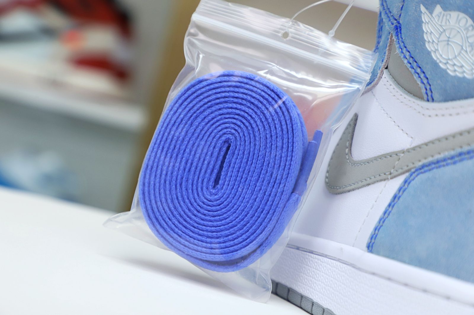 Kimi kick AIR JORDAN 1 RETRO HIGH OG 'HYPER ROYAL'