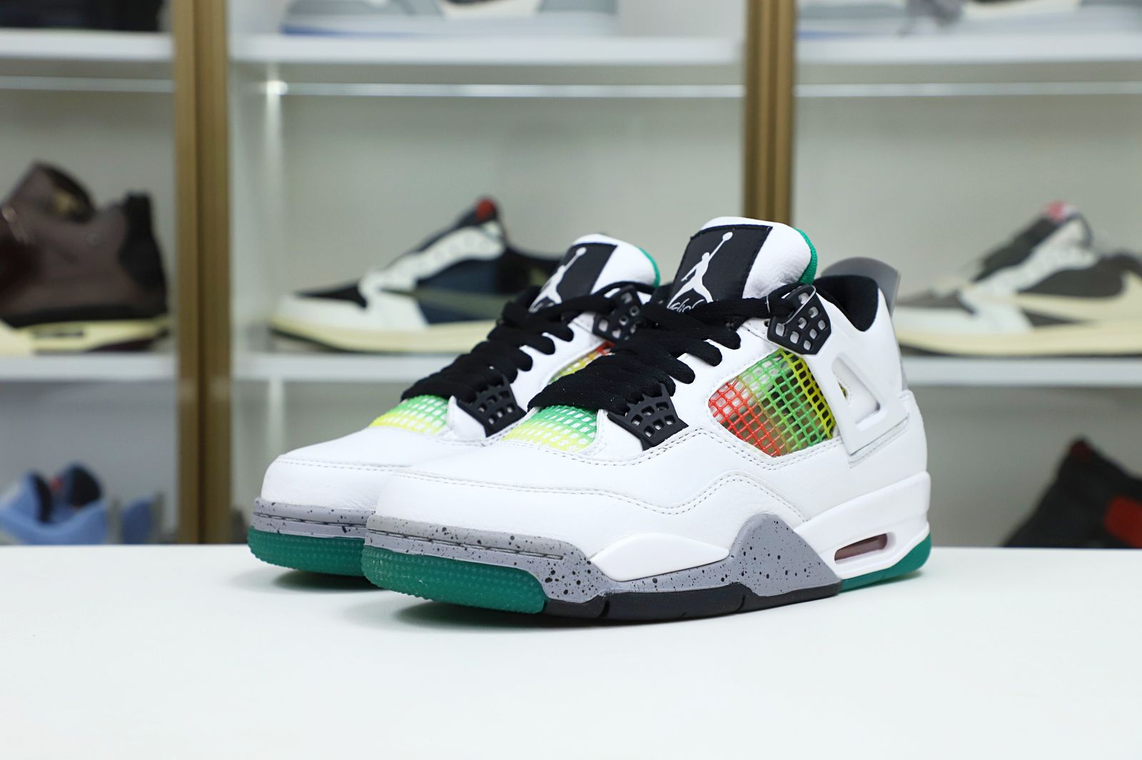 Kimi kick WMNS AIR JORDAN 4 RETRO 'RAST