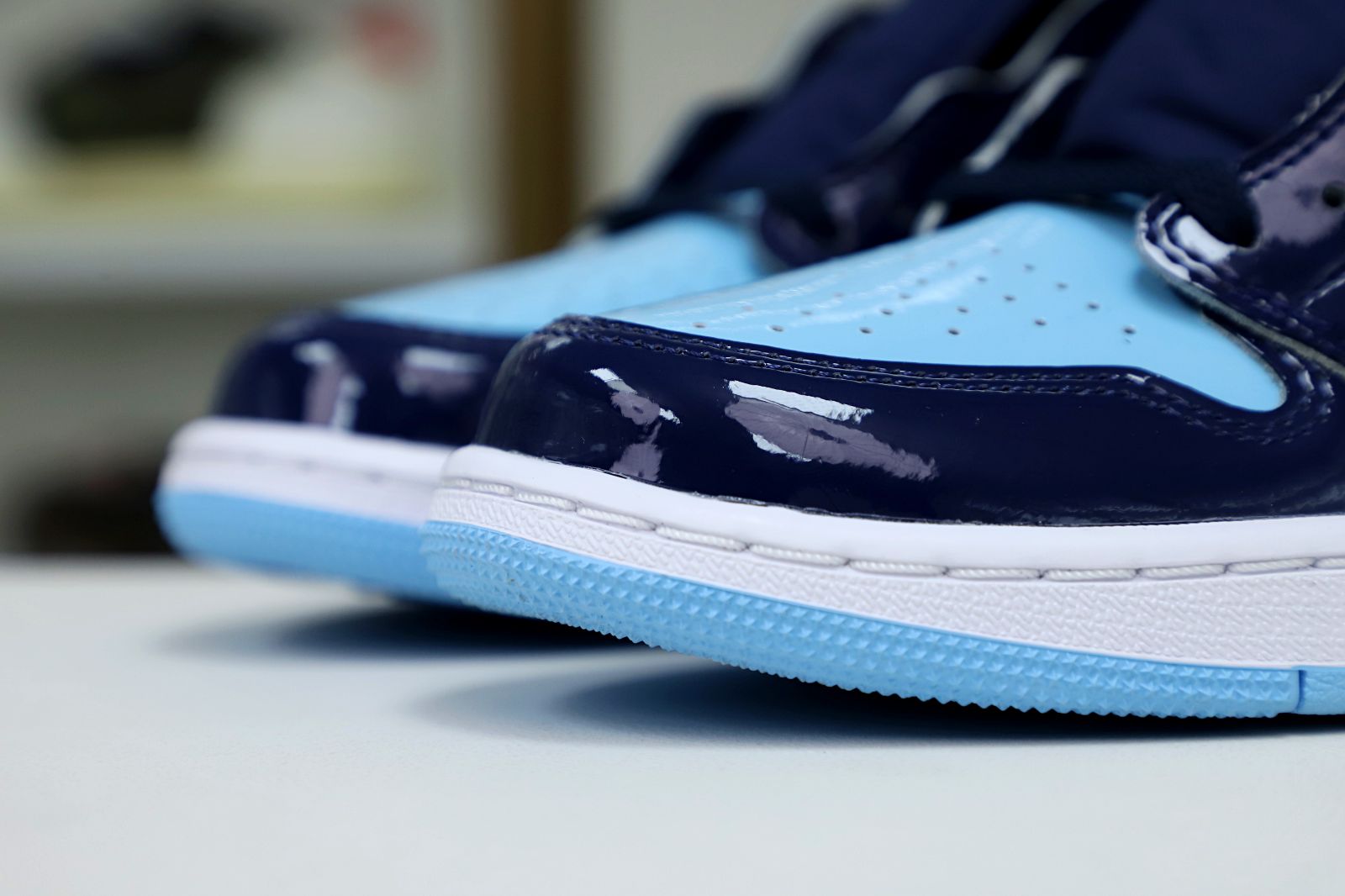 Kimi kick WMNS AIR JORDAN 1 RETRO HIGH OG 'BLUE CHILL'