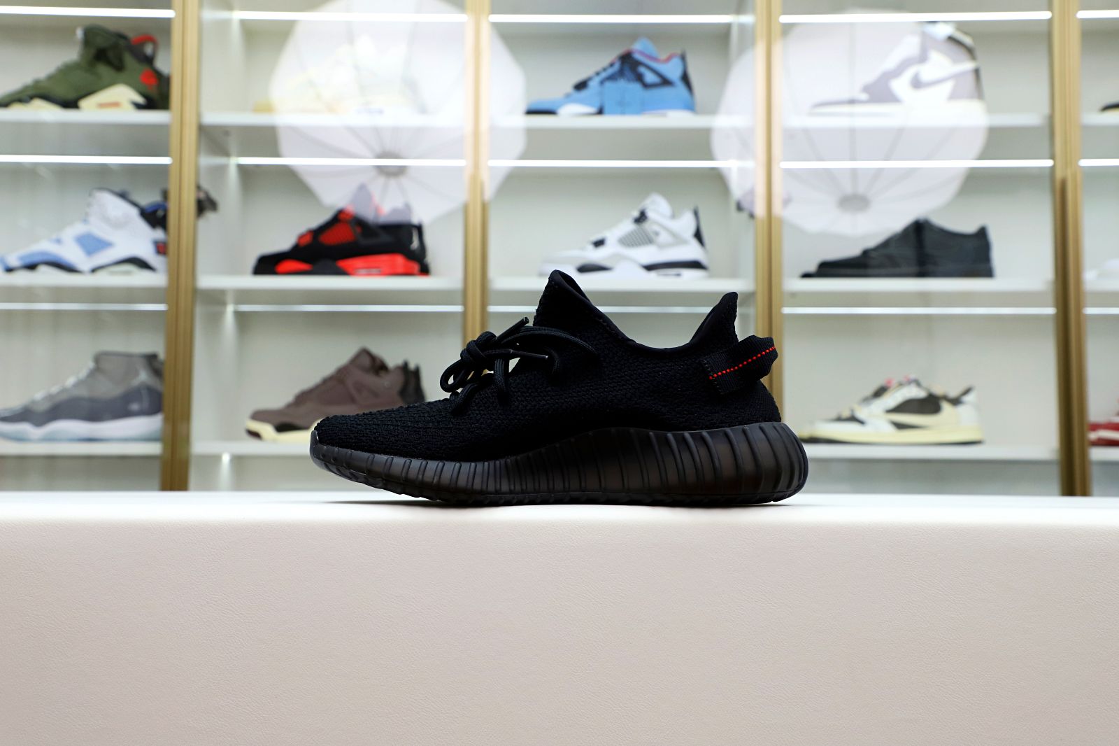 Kimi kick YEEZY BOOST 350 V2 'BRED'