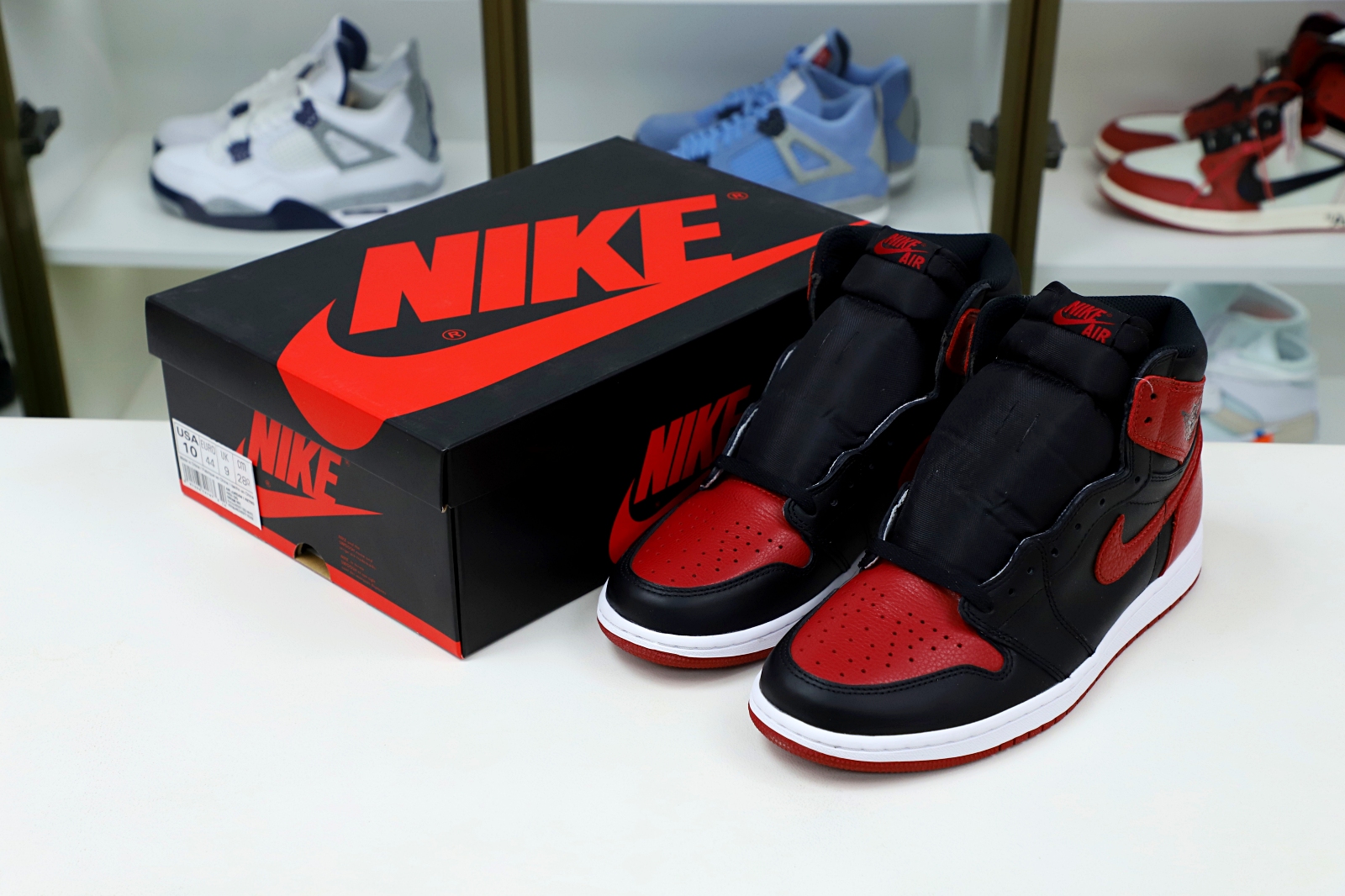 Kimi kick AIR JORDAN 1 RETRO HIGH OG 'BRED'