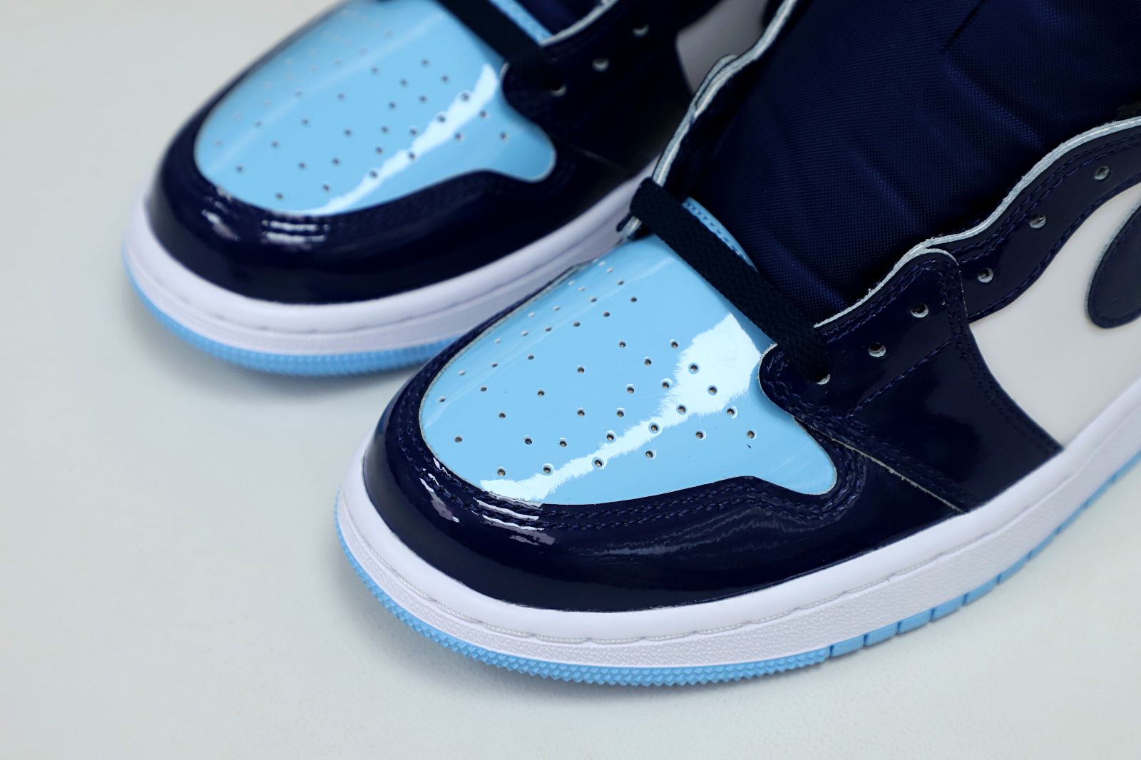 Kimi kick WMNS AIR JORDAN 1 RETRO HIGH OG 'BLUE CHILL'