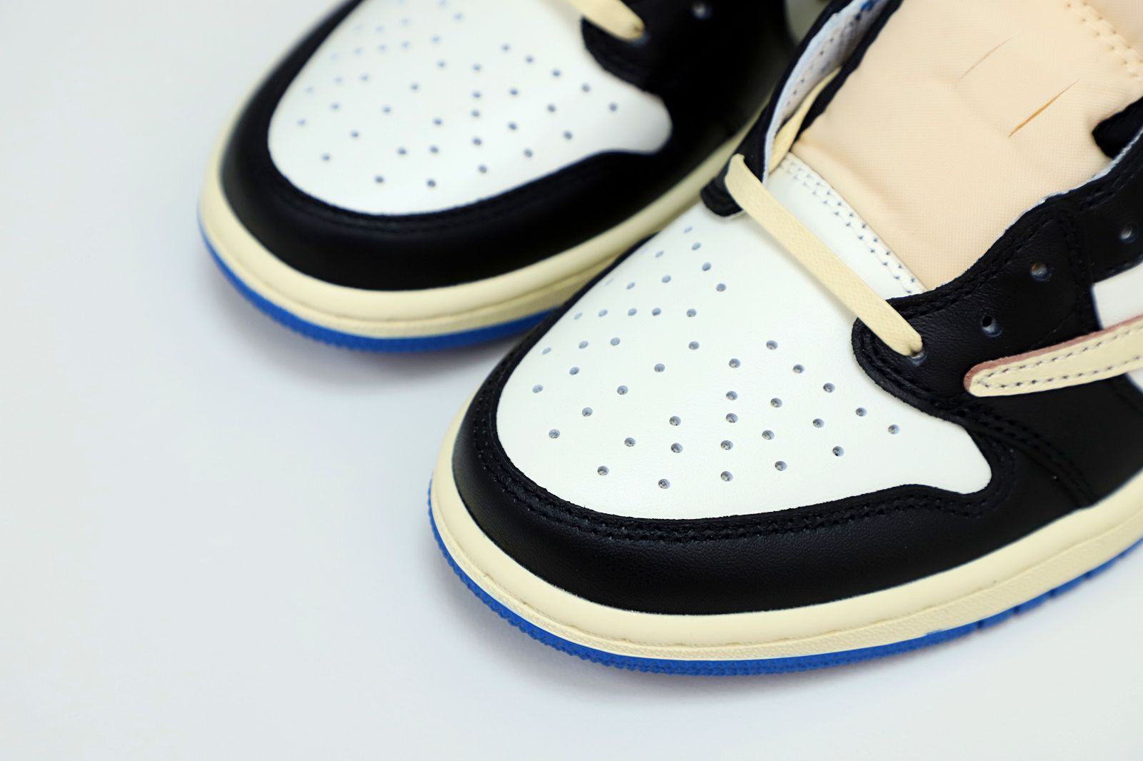 Kimi kick FRAGMENT DESIGN X TRAVIS SCOTT X AIR JORDAN 1 LOW