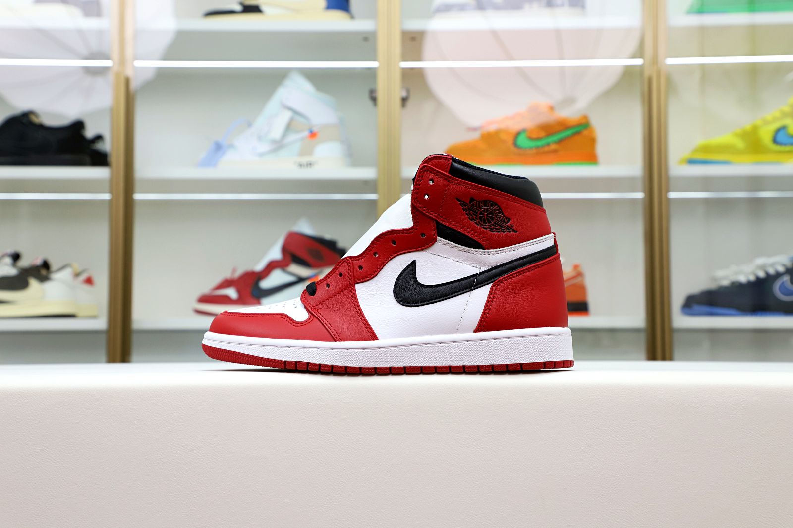 Kimi kick AIR JORDAN 1 RETRO HIGH OG 'CHICAGO' 2015