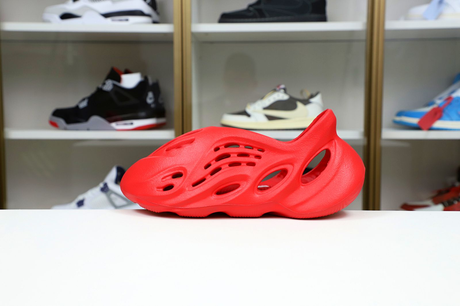 Kimi kick YEEZY FOAM RUNNER 'VERMILION'