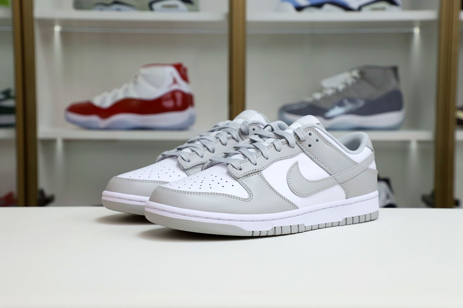 Kimi kick Nike Dunk Low Retro  Grey Fog