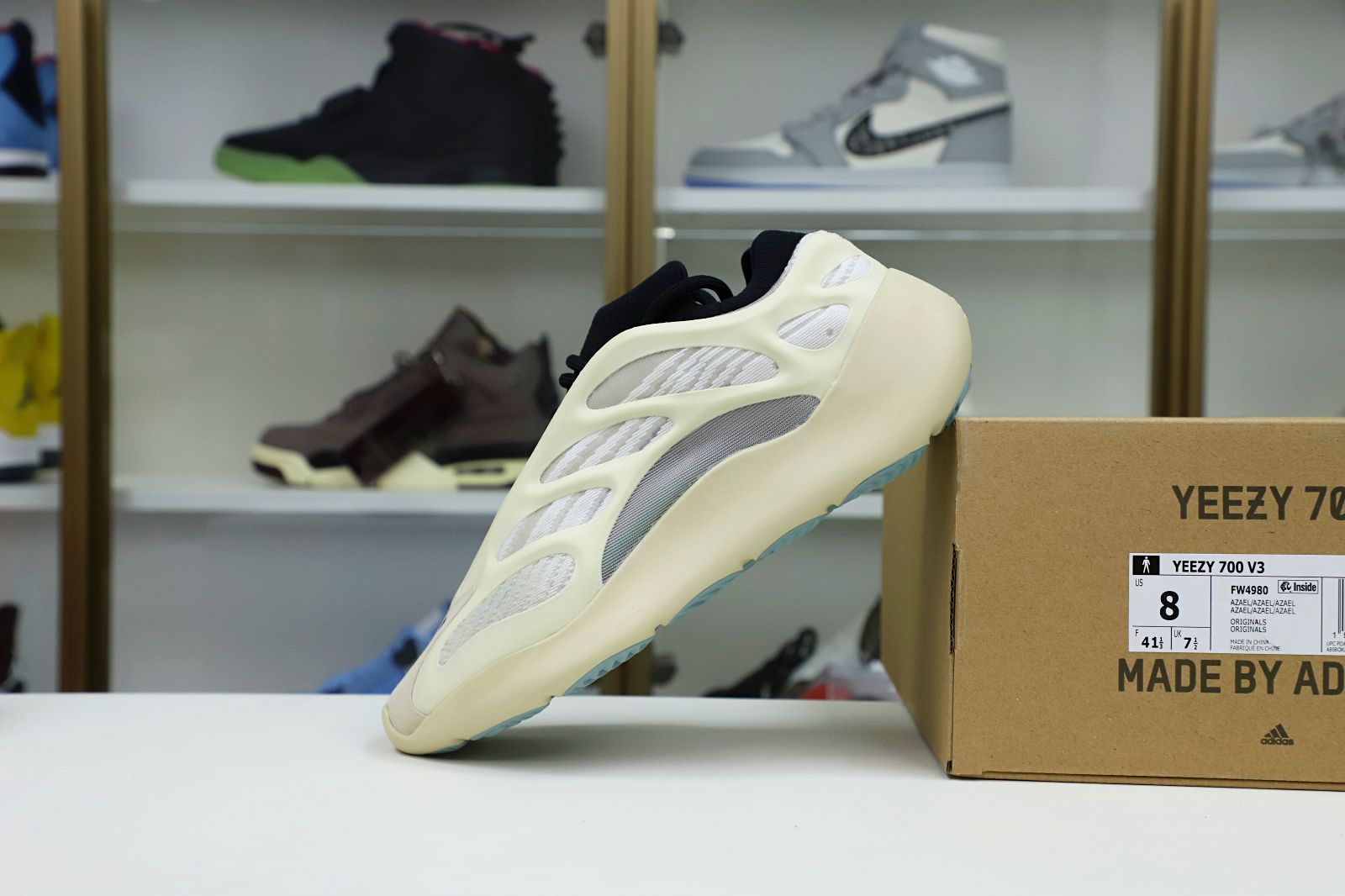 Kimi kick YEEZY 700 V3 'AZAEL'