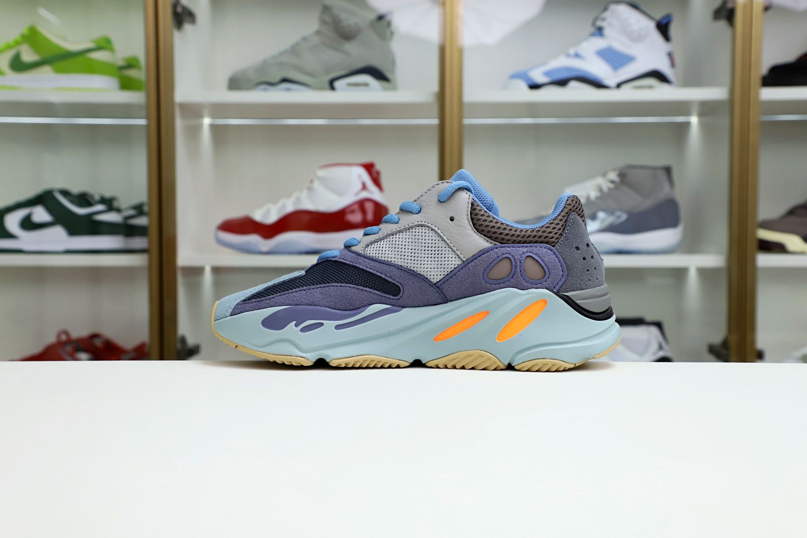 Kimi kick YEEZY BOOST 700 'CARBON BLUE'