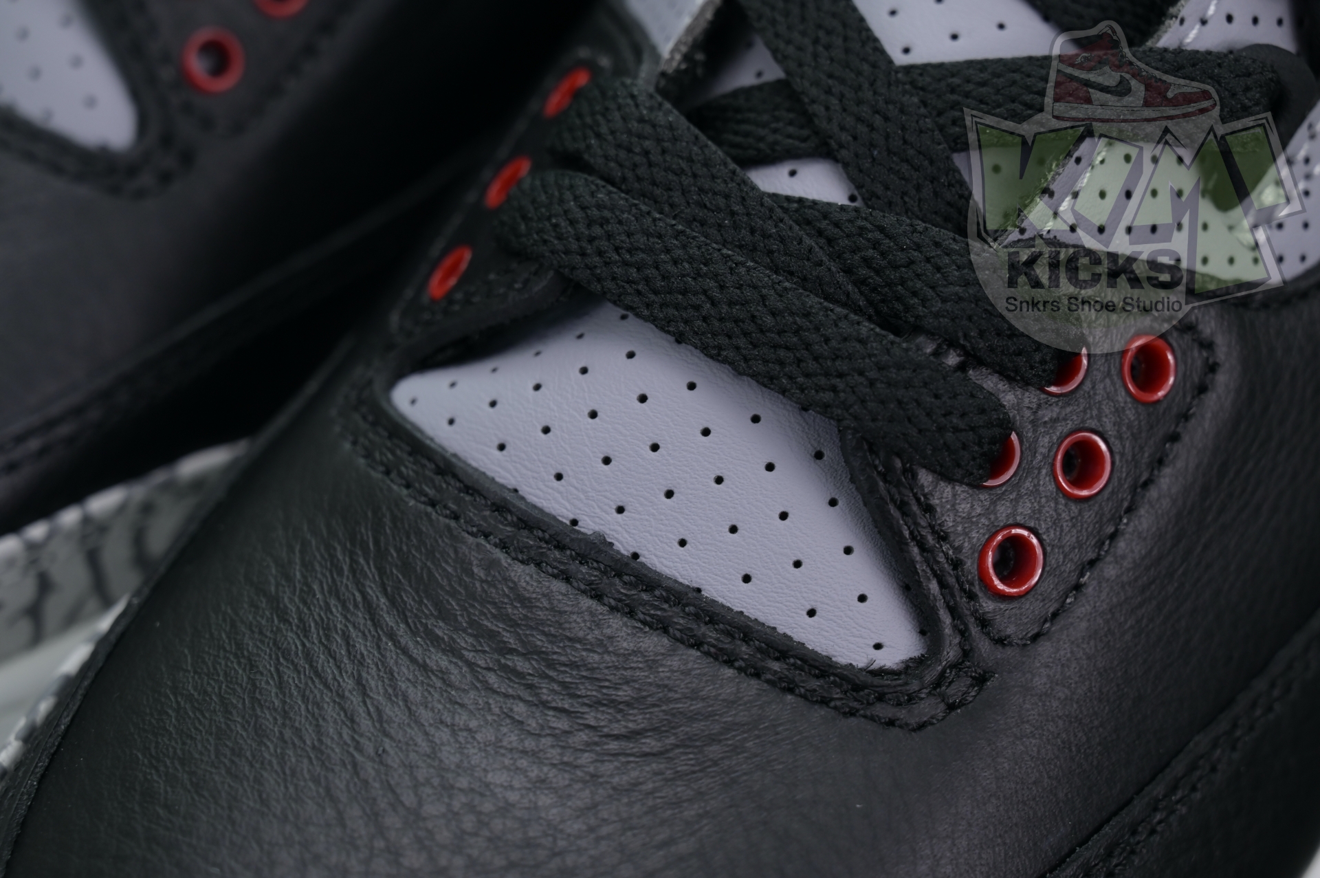 Kimi kick Air Jordan 3“Black Cement Reimagined”