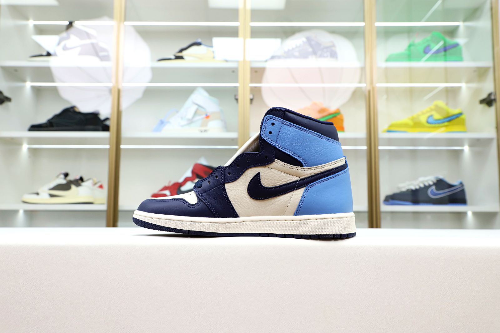 Kimi kick AIR JORDAN 1 RETRO HIGH OG 'OBSIDIAN'