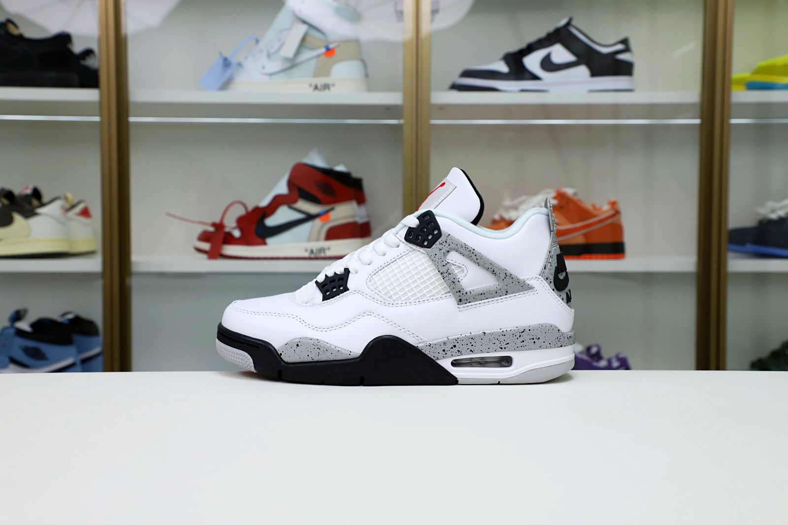 Kimi kick Air Jordan 4 Retro White Cement