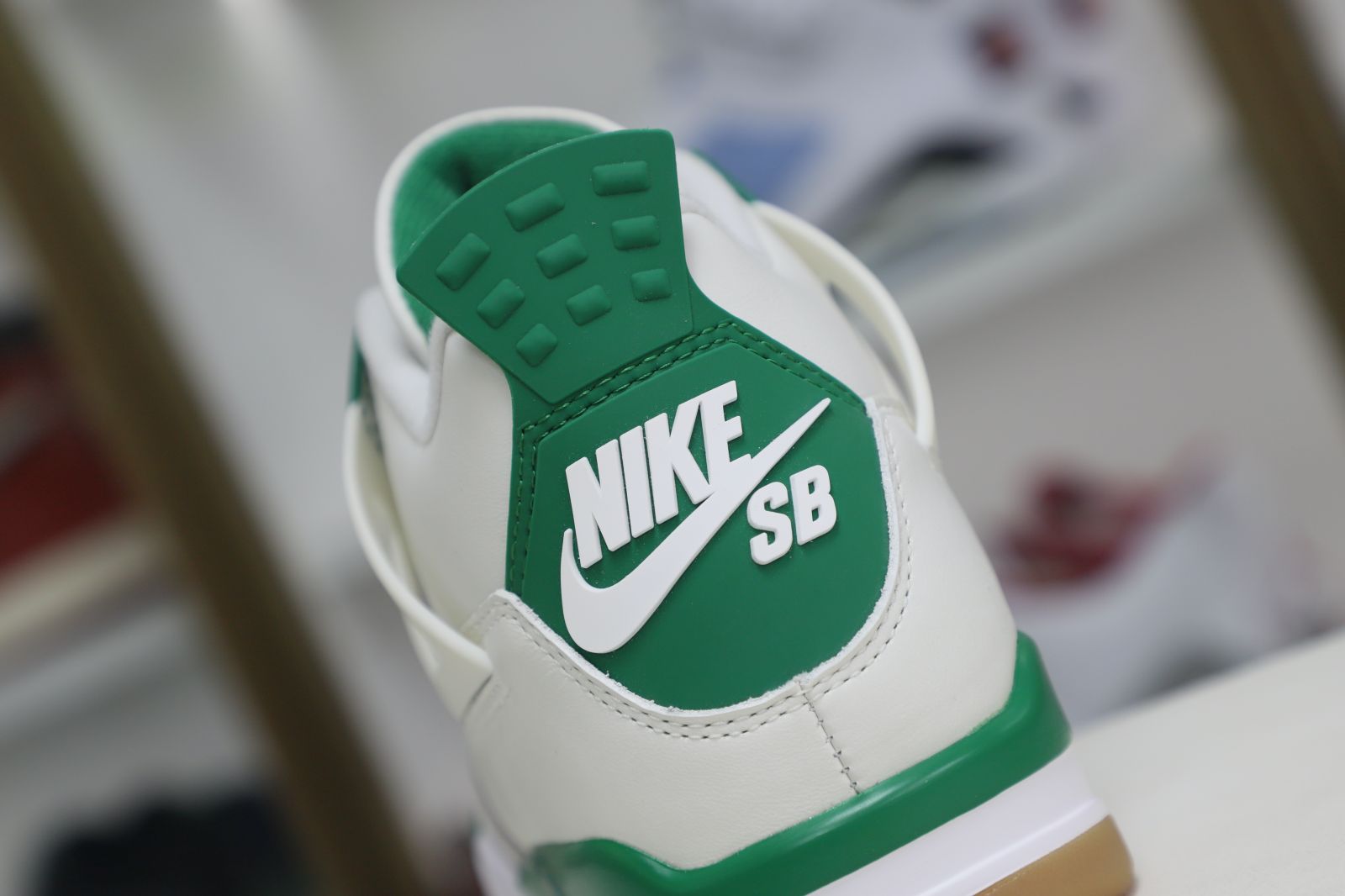 Kimi kick NIKE SB X AIR JORDAN 4 RETRO 'PINE GREEN'