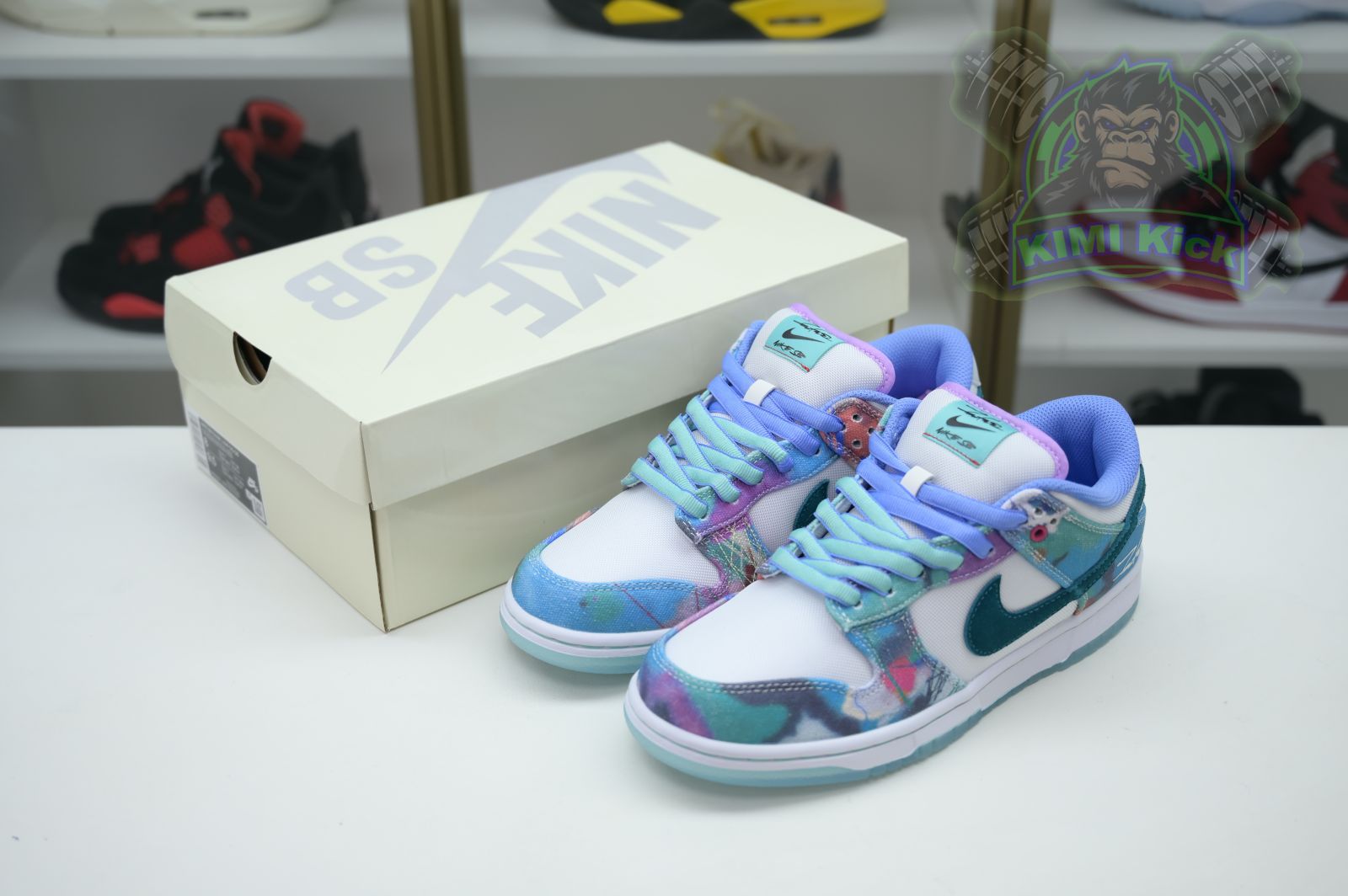 Kimi kick Futura Laboratories x Nike Dunk SB