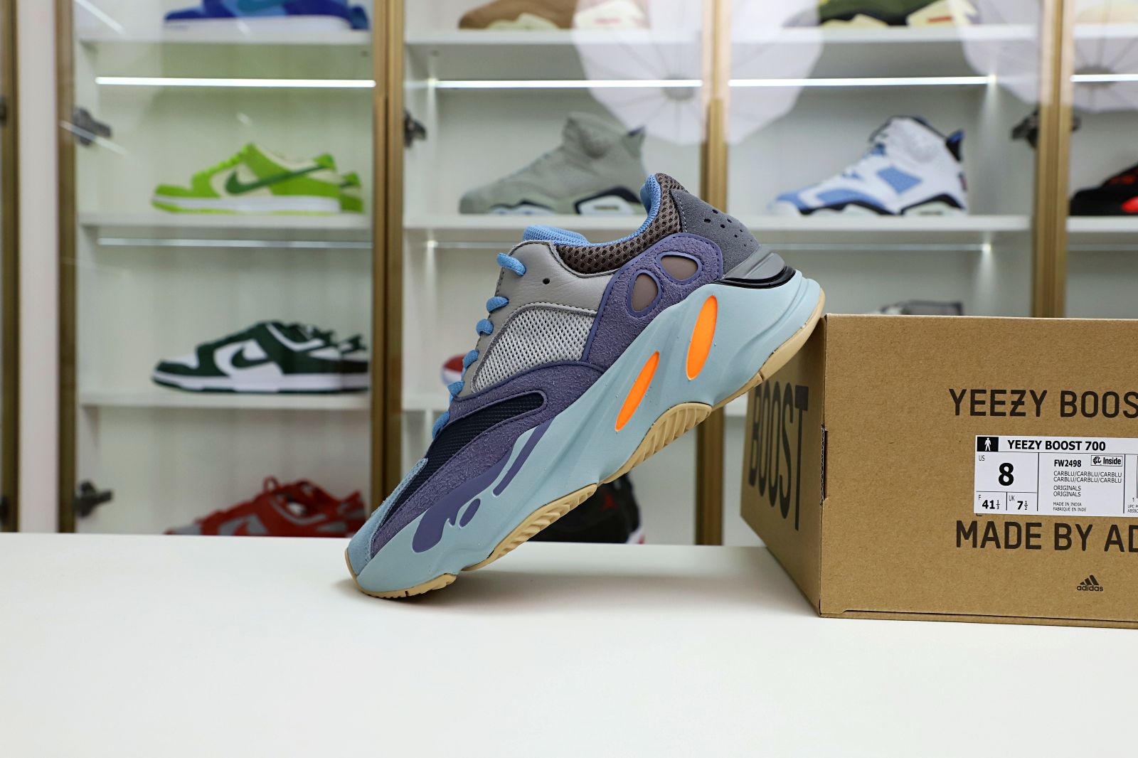 Kimi kick YEEZY BOOST 700 'CARBON BLUE'