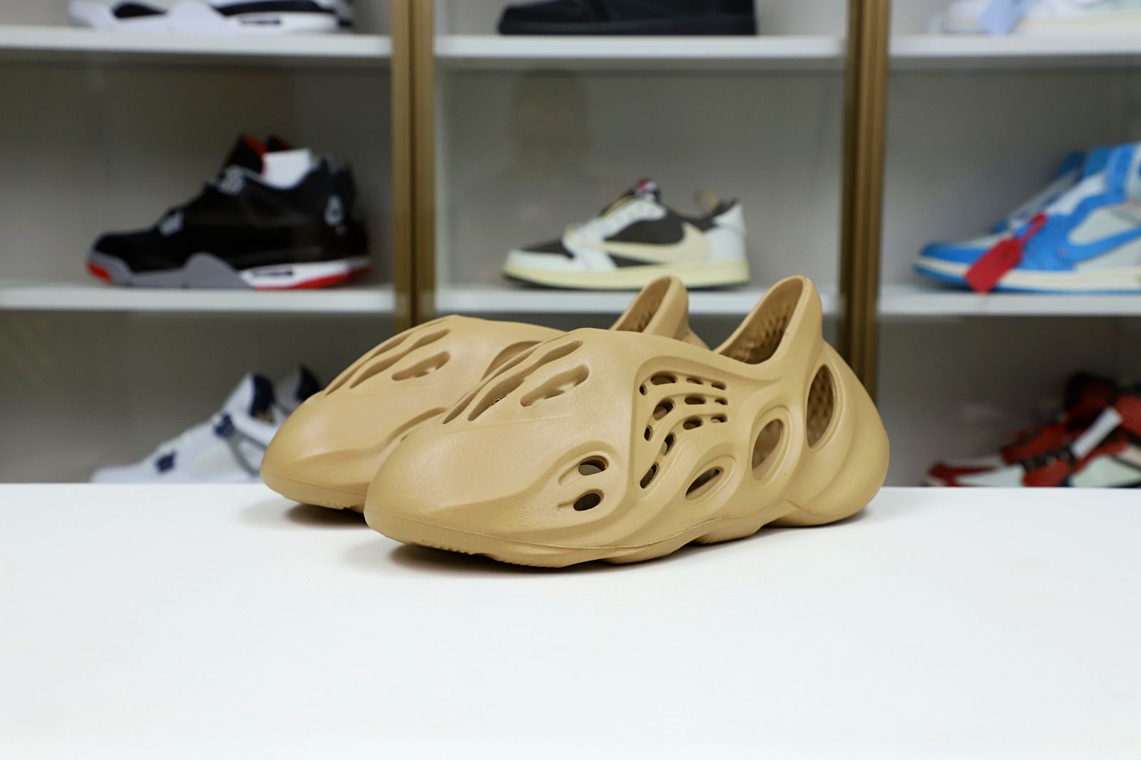 Kimi kick YEEZY FOAM RUNNER 'OCHRE'