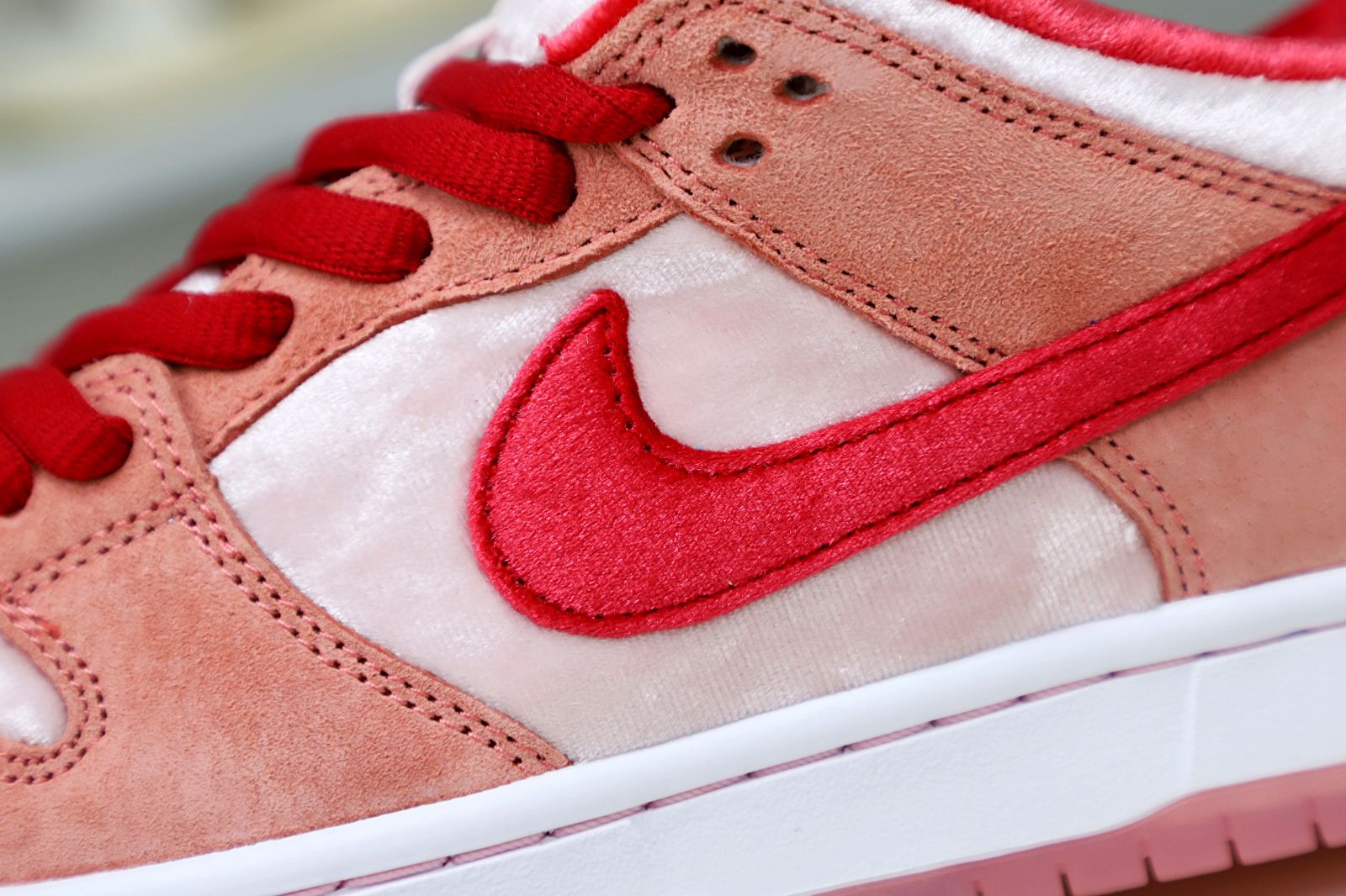 Kimi kick STRANGELOVE X DUNK LOW SB 'VALENTINE'S DAY'