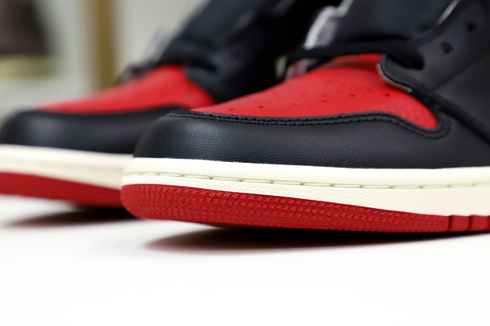 Kimi kick AIR JORDAN 1 RETRO HIGH OG 'BRED TOE'