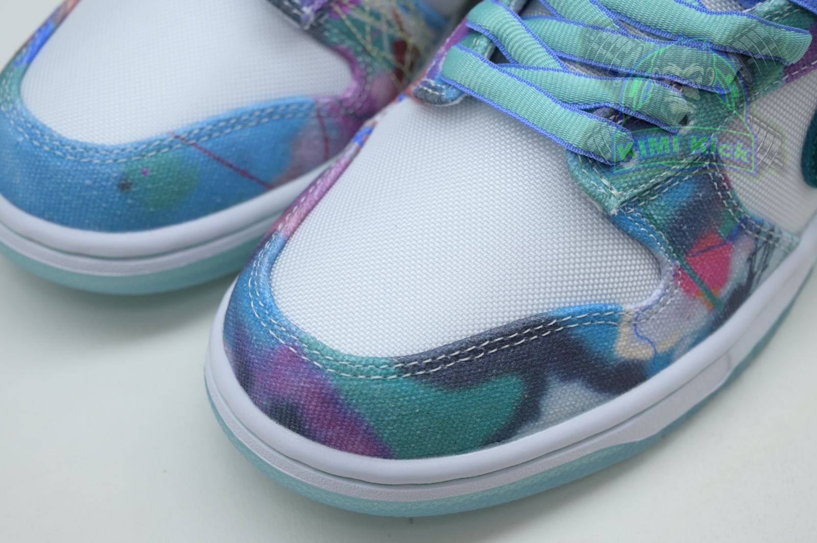 Kimi kick Futura Laboratories x Nike Dunk SB