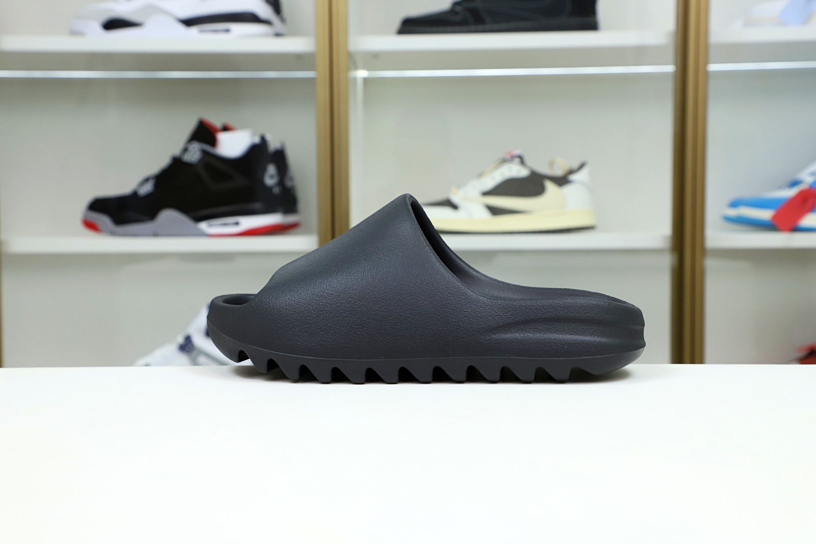 Kimi kick YEEZY SLIDE ONYX