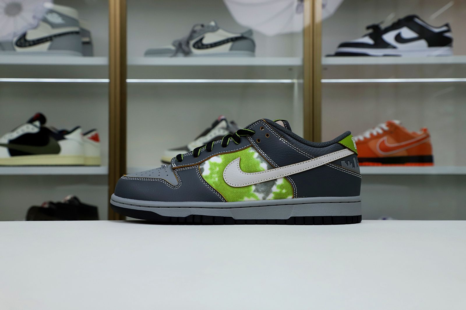 Kimi kick HUF NIKE SB DUNK LOW FRIENDS AND FAMILY